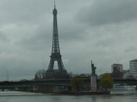 Paris Blick über Schwaneninsel mit Freiheitsstatue zum Eiffelturm