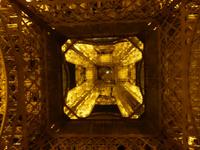 Paris - Eiffelturm bei Nacht - von unten