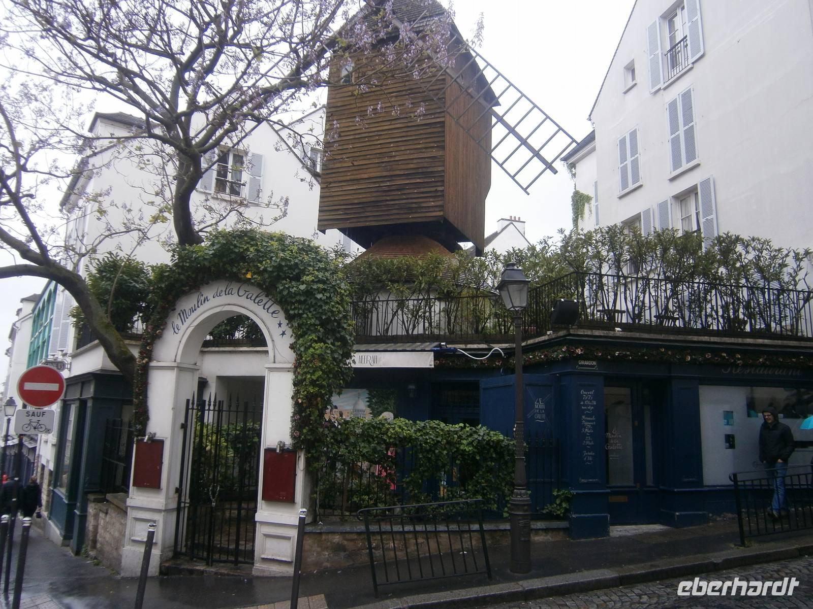 Restaurant am Montmartre mit alter Mühle im Hintergrund