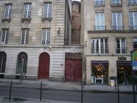  Marais-Viertel, zwischen den Häusern ein alter Turm der ersten Stadtbefestigung 