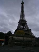 Der Eiffelturm von der Schiffsanlegestelle aus gesehen