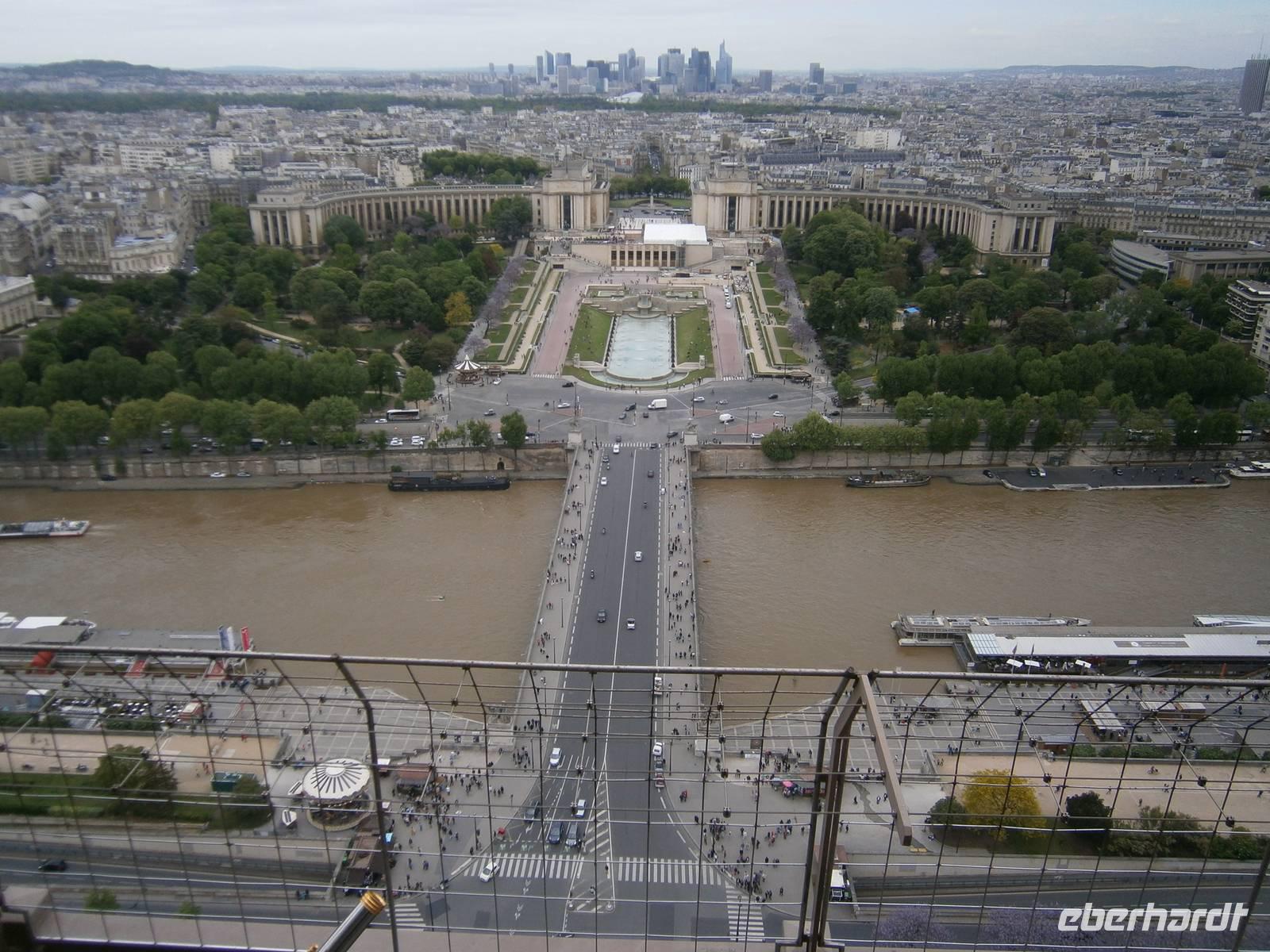 Blick von der zweiten Etage ds Eiffelturms auf das Trocadero