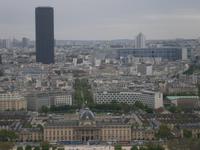 Mitten im Häusermeer das Hochhaus von Montparnasse mit seinen 59 Etagen