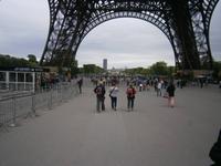 Unter dem Eiffelturm, Blick zum Hochhaus von Montparnasse