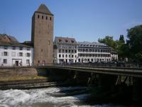 Schleuse, im Hintergrund der Henkerturm