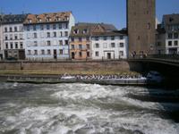 Ein Fahrgastschiff verläßt die Schleuse
