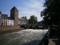 Noch einmal der Blick zum Henkersturm, rechts daneben die Schleuse