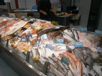 Angebot von Fisch und Meeresfrüchten auf dem Bauernmarkt