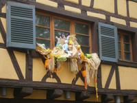 Interessanter Fensterschmuck an traditionellen Häusern