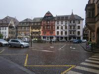 Marktplatz von Obernai mit dem Brunnen der Hl. Odile, der Patronin des Elsaß