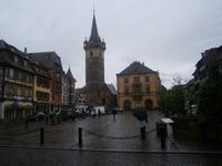 Obernai, links, der Beffroi oder Kapellturm, rechts, das Rathaus