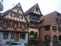 Schöne Häuser am Marktplatz von Dambach la Ville