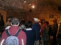 Die Gruppe betritt den Probierkeller des Winzers