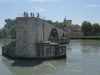 Avignon - Fahrt der A-ROSA LUNA vorbei an der Pont Saint-Benezet