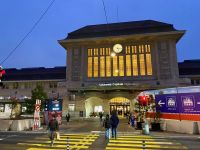 Bahnhof Lausanne mit kaputter Leuchtschrift