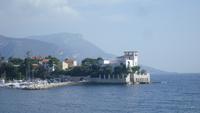 Blick auf die Villa Kerylos auf dem Weg zur Villa Rothschild 