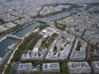 Blick aus 300 m Höhe auf Paris und die Seine