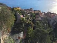 Blick vom Garten auf das Bergdorf Èze Village.JPG