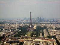 Blick vom Tour Montparnasse auf den Eiffelturm und La Defense