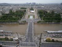 Blick von der zweiten Etage ds Eiffelturms auf das Trocadero