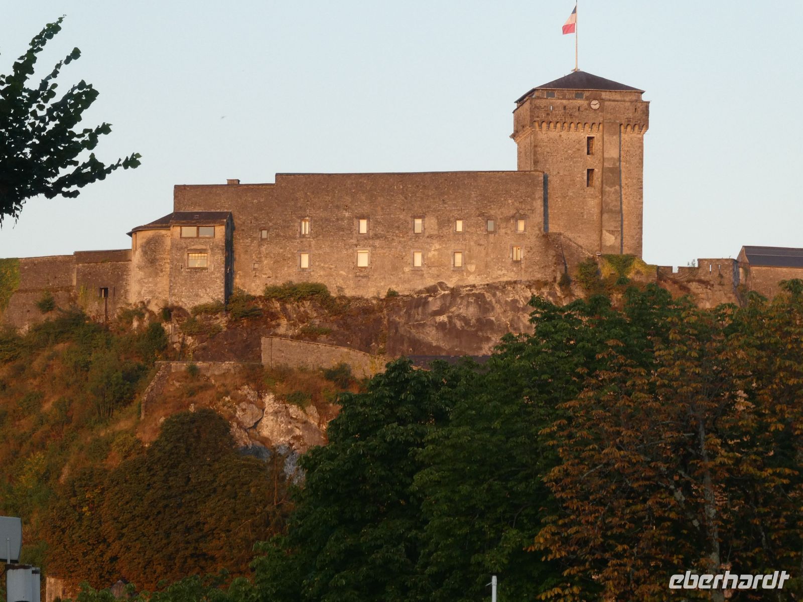 Burg von Lourdes im Abendlicht