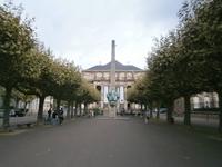 Das Theater der Stadt, davor ein Kriegerdenkmal