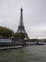 Der Eiffelturm von der Seine aus gesehen