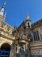 Der Gründer Alexandre Legrand als Fassadenschmuck seines Palais