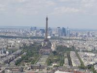 Eiffelturm, im Hintergrund das La Defense Viertel