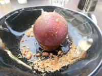 Eines der vielen Desserts der Reise - Kugel mit Überraschung innen drin