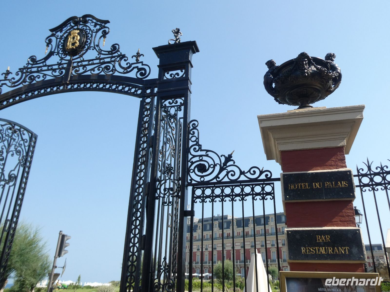 Einfahrt zum Hotel du Palais