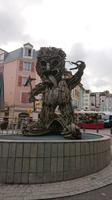 Evian: Treibholzmonster auf dem Weg zum Marktplatz