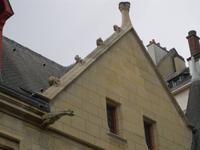 Giebelfiguren am Hotel de Sens