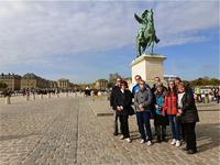 Gruppenbild zu füßen der Statue des Sonnenkönig (Ludwig der XIV), Versailles