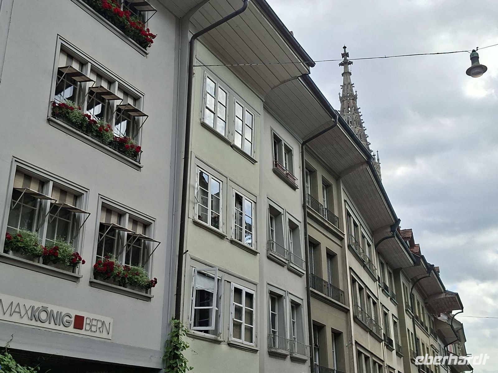 Häuserfront in der Berner Altstadt mit Dachüberhang