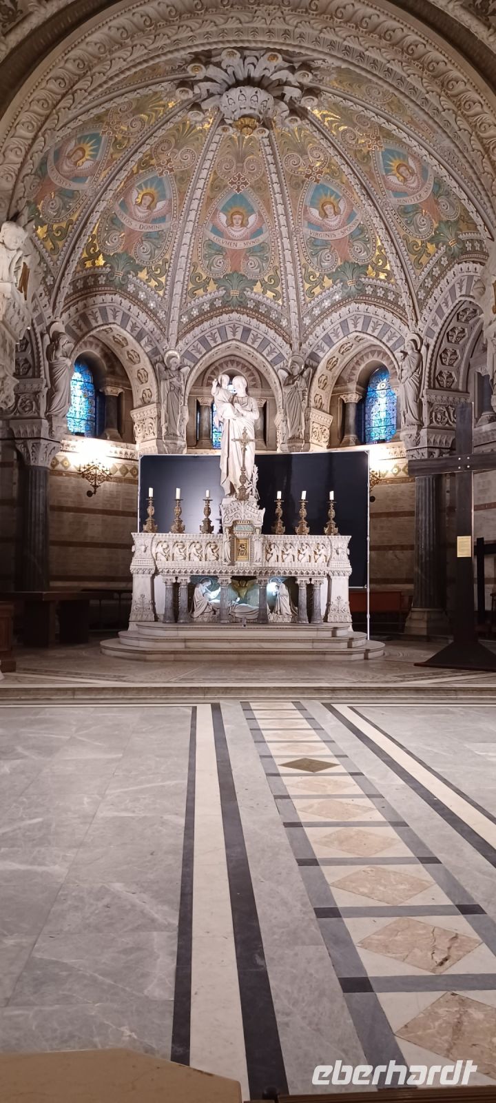 Krypta mit Altar