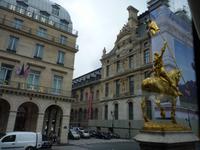 Louvrearkaden mit Jeanne d’Arc