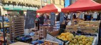 Marktauslagen auf dem Sonntagsmarkt