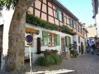 Nette kleine Seitengasse in einem der schönsten Dörfer Frankreichs