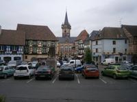 Obernai, Blick von der Kirche St.Peter und Paul zum Rathaus und dem Beffroi