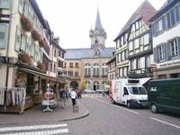 Obernai, Blick zum Rathaus und dem Beffroi, einem ehemaligen Teil der Stadtmauer