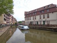 Petite France, Fahrgastschiff auf der Ill nach Verlassen der Schleuse