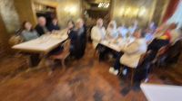 Professionelles Gruppenfoto beim Abendessen