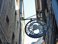 Restaurants säumen den Weg
