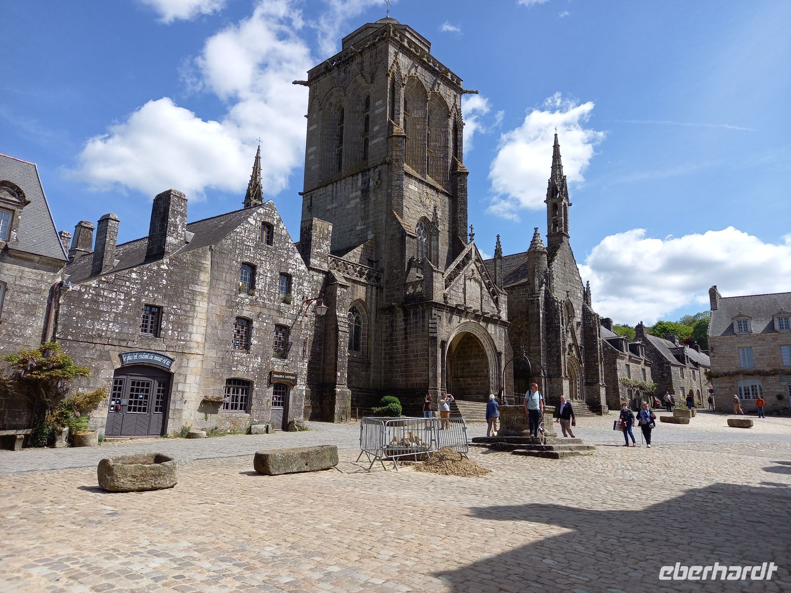 Ronan-Kirche Locronan vom Markt aus