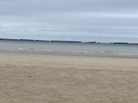 Rundreise Normandie und Bretagne: Einer der Landungsstrände mit dem künstlichen Hafen (Mulberry B)