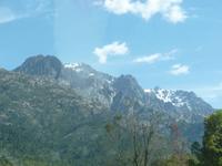 Schneebedeckte Berge auf dem Weg nach Bastia 