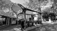 Spaziergang im Montmartre Viertel - Metrostation Abbesses (Tiefste Metrostation von Paris - 36 Meter tief) - Überdachung im Art Nouveau Stil