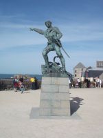 St. Malo, Statue des Seehelden Surcouf auf dem Wehrgang