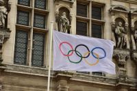 Stadtspaziergang durch Paris - Hôtel de Ville - Rathaus von Paris - 2024 ist Paris Gastgeber der Olympischen Spiele - Die Olympische Flagge, eben noch in Tokio jetzt in Paris